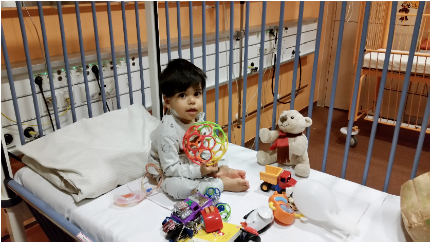 Kayan in der Kinderklinik, nur wenige Tage nach der Operation