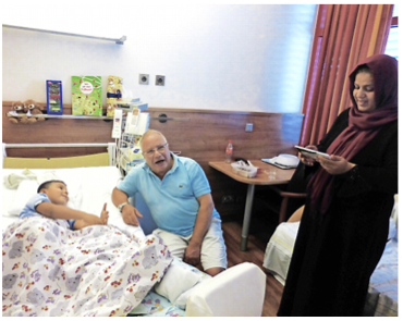 Ameer in der Klinik mit Mutter und Dr. Muhsin Billal